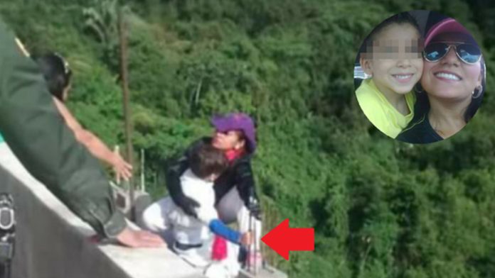 Mujer se lanza desde un puente junto a su hijo de 10 años