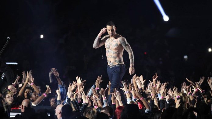 Le llueven críticas a Maroon 5 por su presentación en el Super Bowl