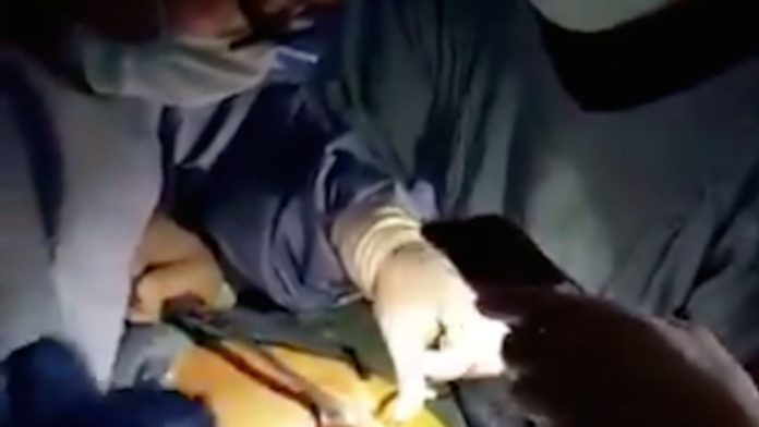 Por falta de energía, médicos operan con ayuda de la luz del celular en Tabasco