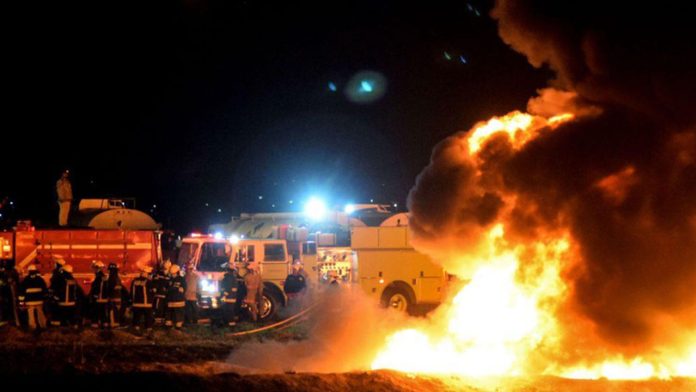 AMLO da 15 mil pesos a familias de calcinados por explosión en Hidalgo
