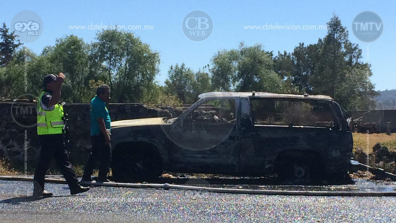 Camioneta arde en llamas al sur de Morelia