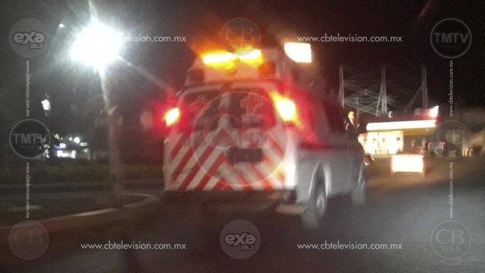 Motociclista queda herida al ser atropellada en Apatzingán