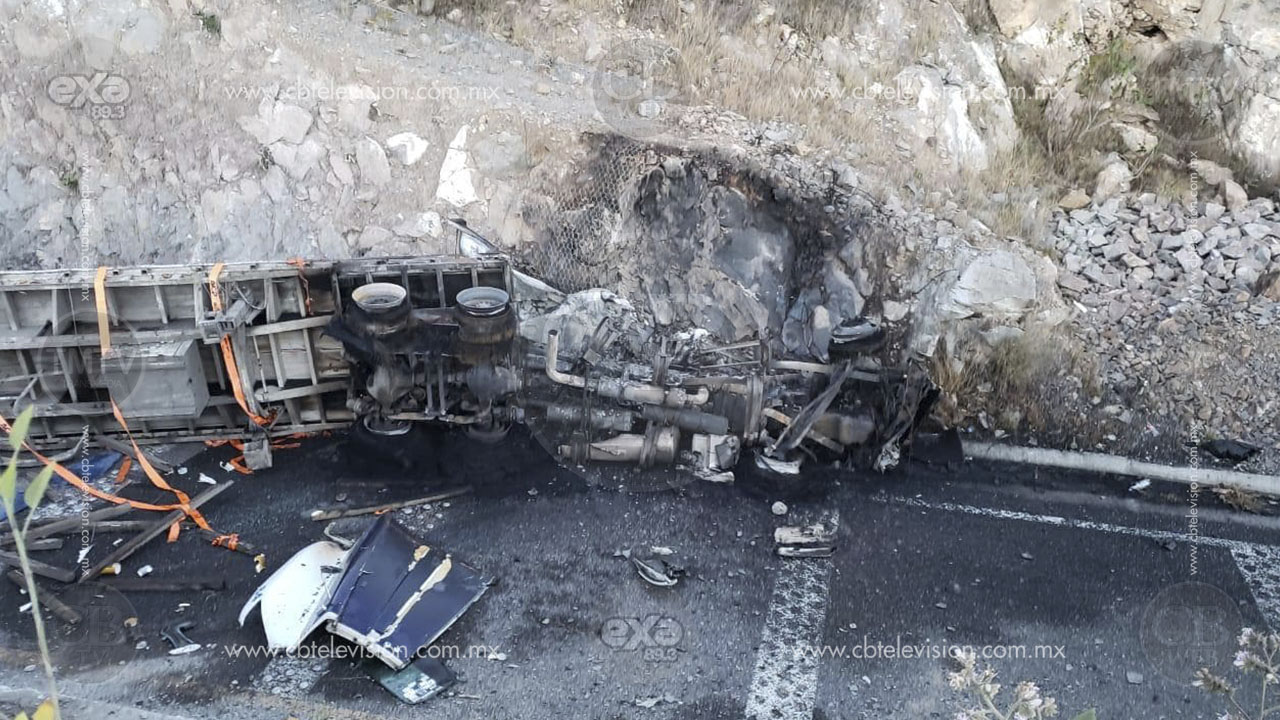 Hombre muere al volcar su tráiler en Sayula