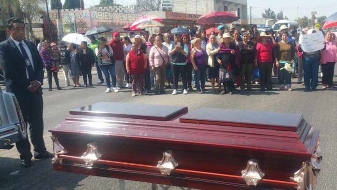 Con muerto dentro de ataúd bloquean carretera en Hidalgo