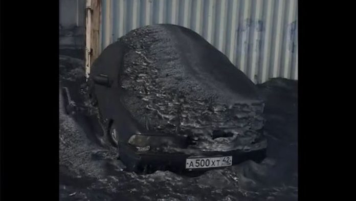 Video: Cae nieve negra y tóxica en Rusia, autoridades han tratado de pintarla de blanco para ocultar el problema 