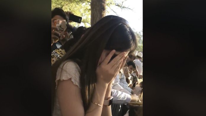 Niña llora al conocer a AMLO y le regala un rosario