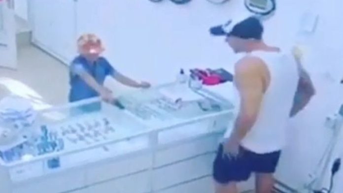 Video: Niño de ocho años asalta joyería