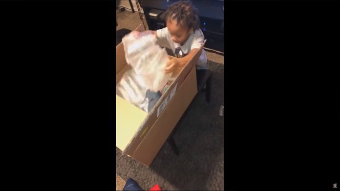 Video: Regalan muñeco Chucky a bebé y su reacción se hace viral  
