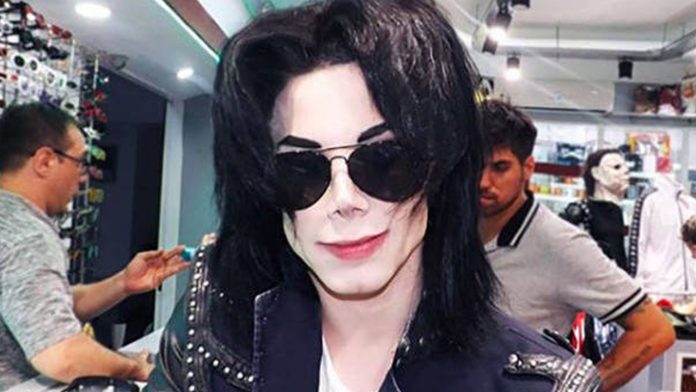Debido a varias cirugías, joven luce como Michael Jackson