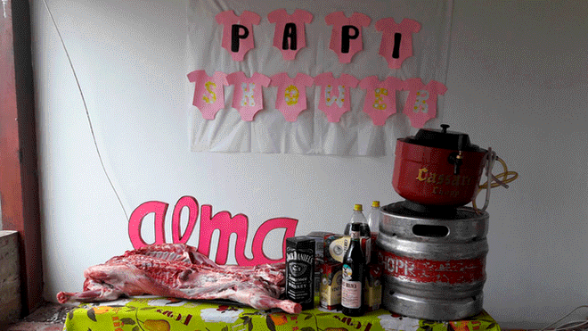 Le organizan un "papi shower" por la llegada de su hija