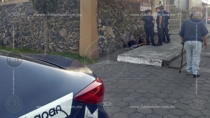 Lo balea su vecino mientras cortaba nuez en Uruapan