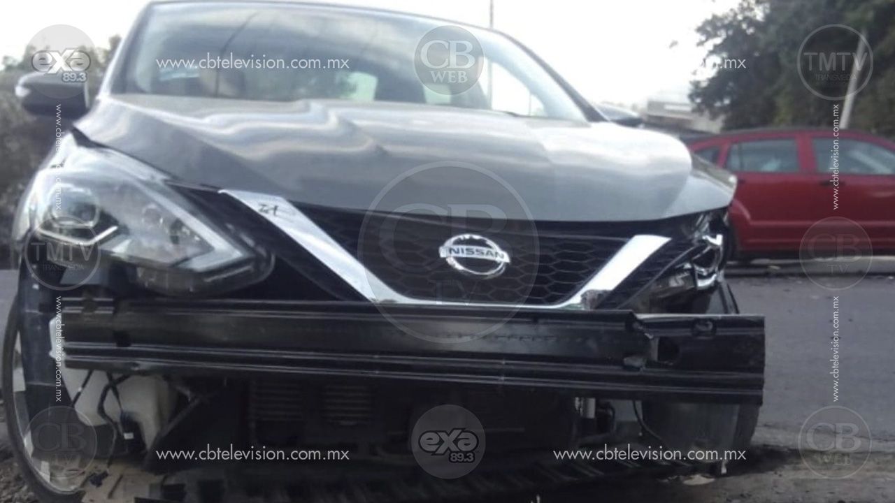 Conductora queda herida en choque de auto y camioneta