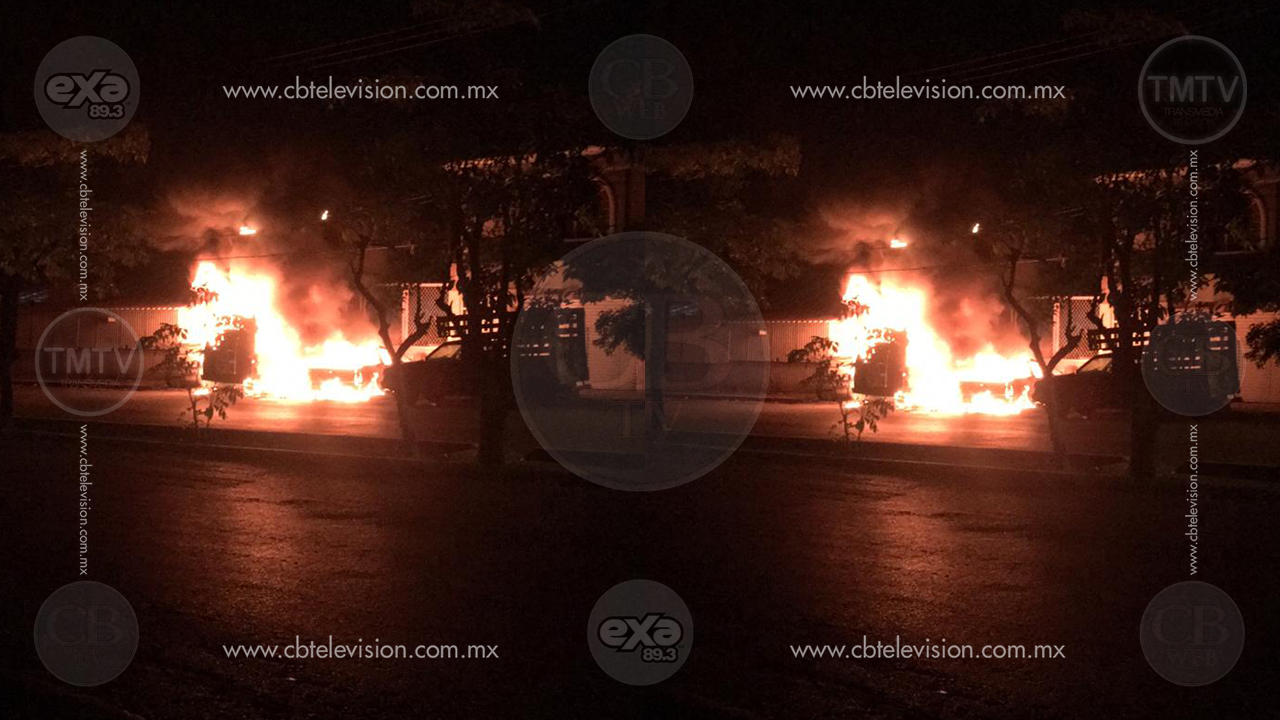 Sujeto rocía gasolina a una camioneta y prende fuego, se calcinan tres vehículos