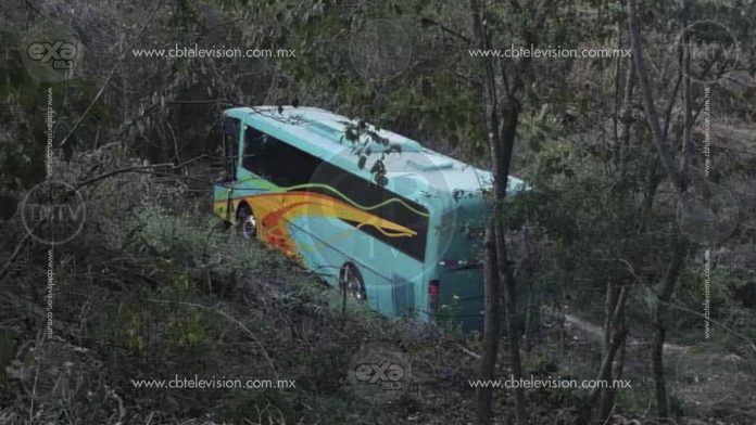 Se accidenta autobús de equipo de fútbol infantil, quedan 15 niños heridos