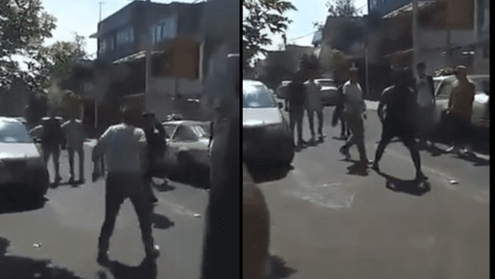 Hombre lleva a su hijo a golpear a un estudiante de secundaria