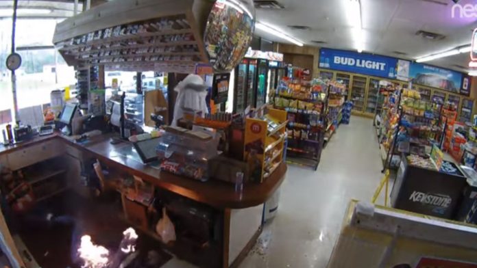 Ladrón asalta tienda, amarra a empleada y le prende fuego a una cliente 