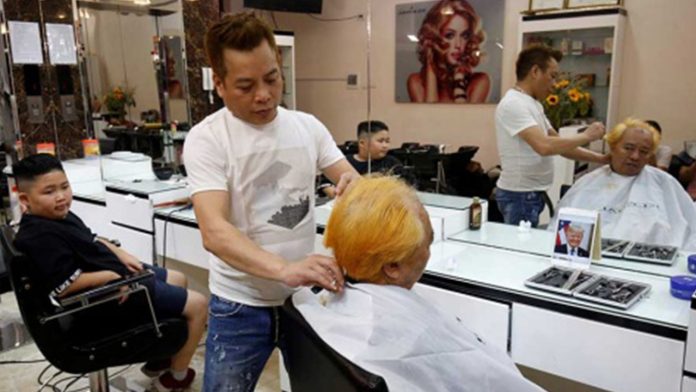 Peluquería ofrece cortes gratuitos al estilo Trump y Kim Jong