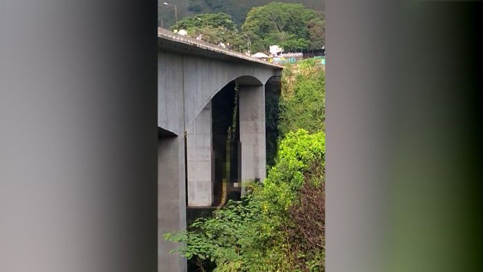 Mujer se lanza desde un puente junto a su hijo de 10 años