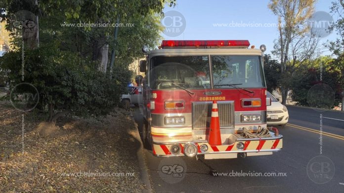 Bomberos voluntarios auxilian a implicados en dos accidentes en Morelia