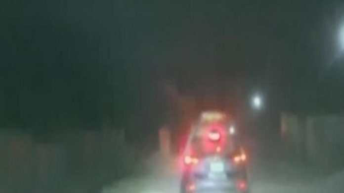 Se salva de ser secuestrada por arrojarse de un vehículo en movimiento
