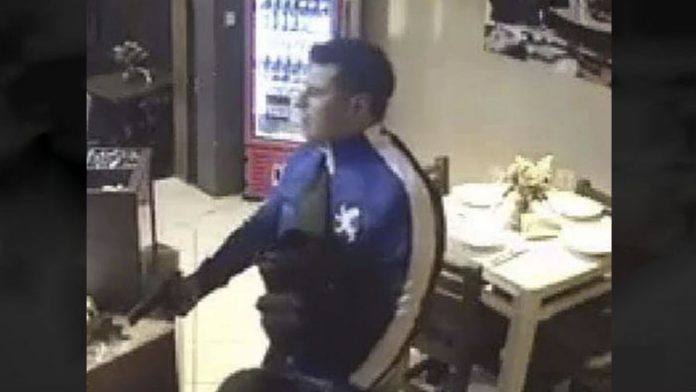 Video: Supuesto policía es uno de los tres asaltantes a restaurante moreliano