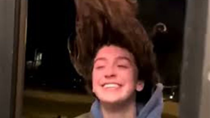 Video: Se le congela el cabello a joven al salir de su casa