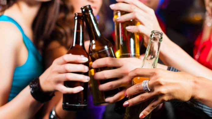 Según estudio beber cerveza aumenta los pechos