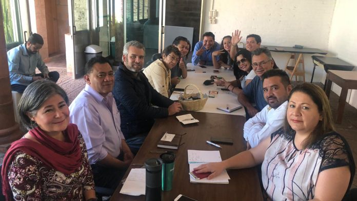 Brincan perredistas a Morena