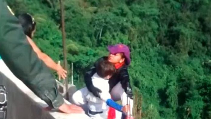 “Mamá, no me tires”, suplicaba niño que murió junto a su madre quien se arrojó de un puente 