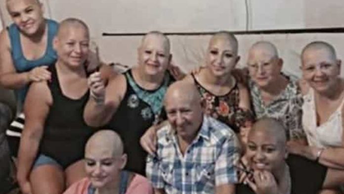 Toda la familia se rapa para apoyar a mujer enferma de cáncer