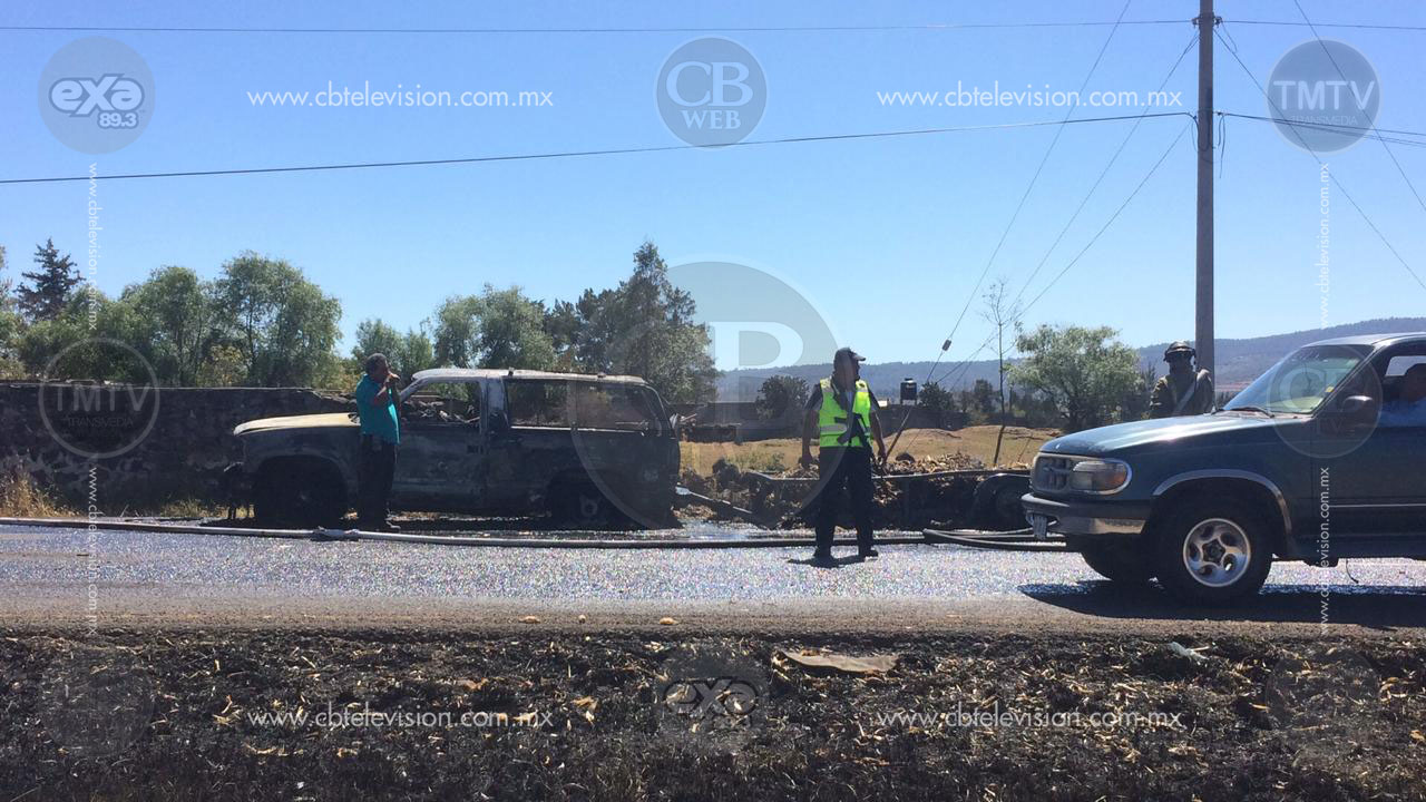 Camioneta arde en llamas al sur de Morelia
