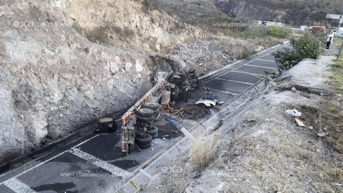 Hombre muere al volcar su tráiler en Sayula
