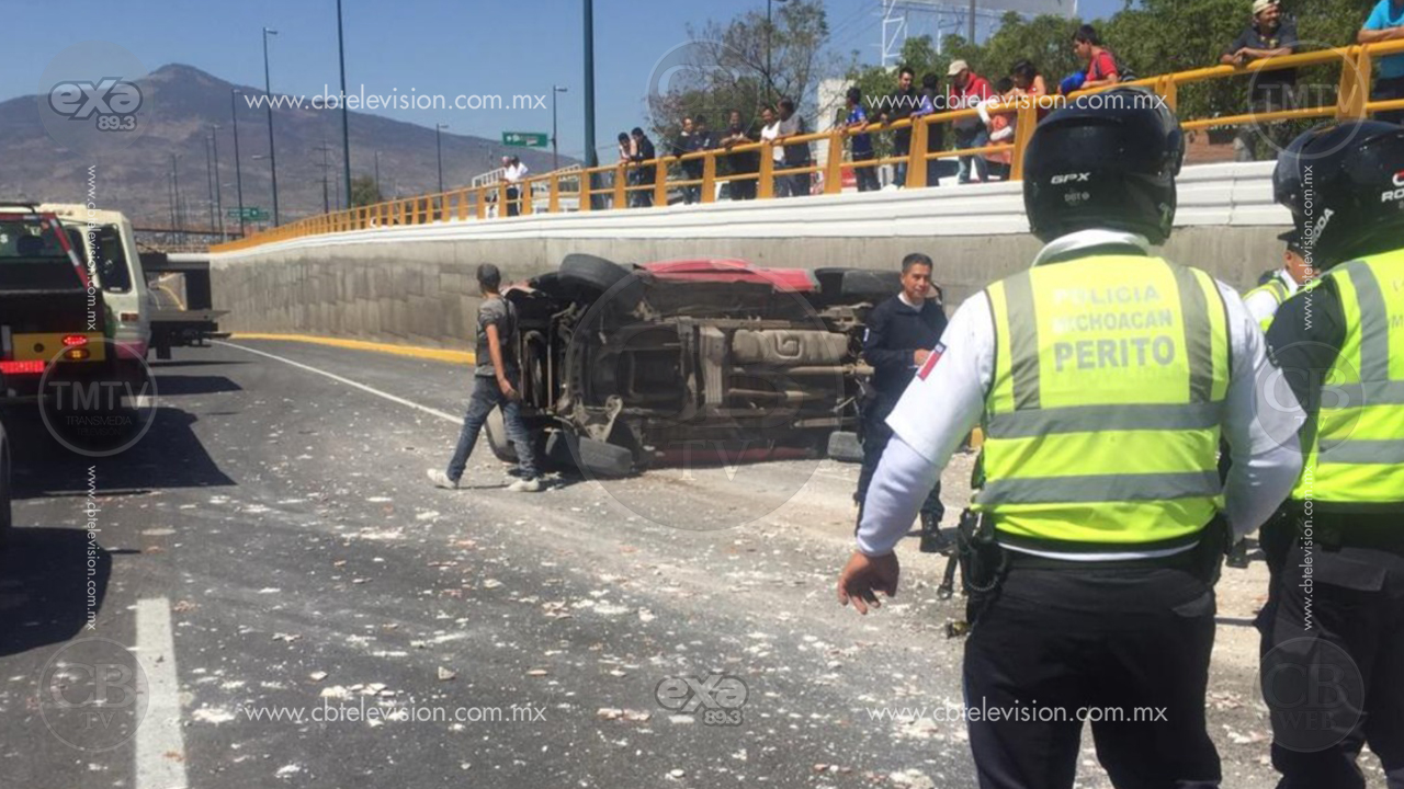 Vuelca camioneta en el periférico de Morelia