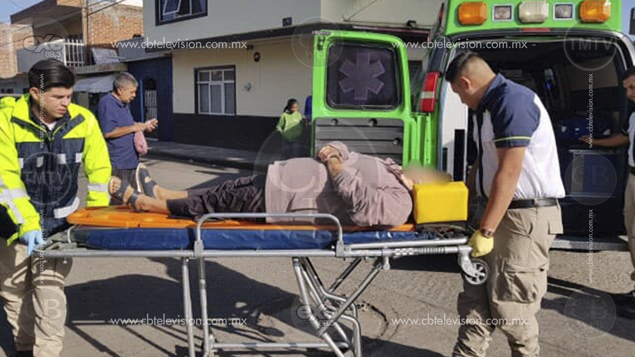Mujer ciclista queda con múltiples lesiones al ser arrollada por una camioneta