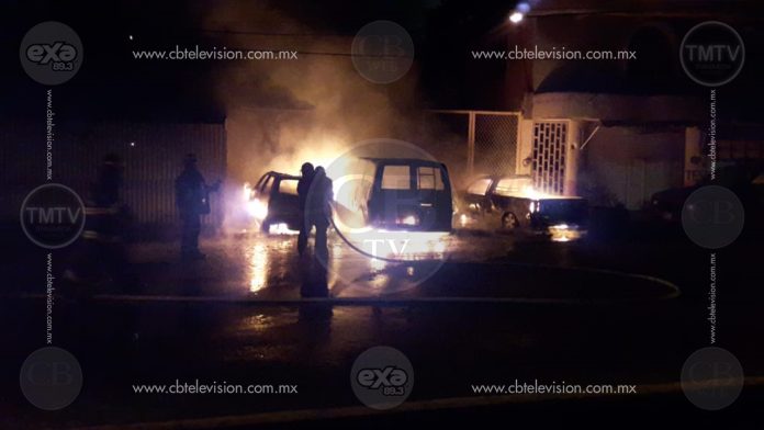 Sujeto rocía gasolina a una camioneta y prende fuego, se calcinan tres vehículos