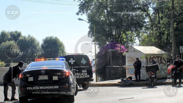 Motociclista queda herido al chocar contra un auto en Uruapan