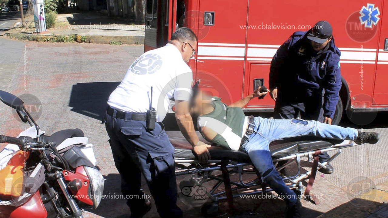 Motociclista queda herido al chocar contra un auto en Uruapan