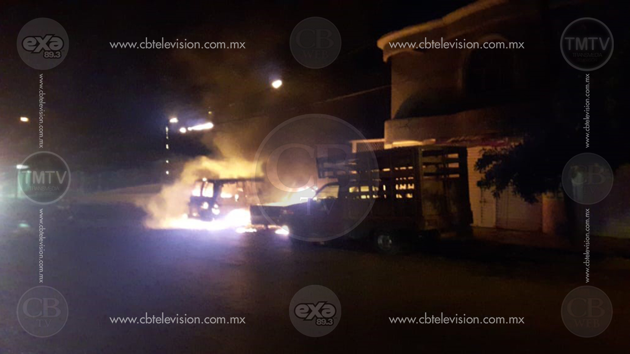 Sujeto rocía gasolina a una camioneta y prende fuego, se calcinan tres vehículos