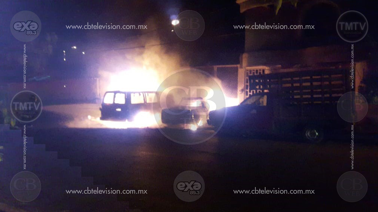 Sujeto rocía gasolina a una camioneta y prende fuego, se calcinan tres vehículos