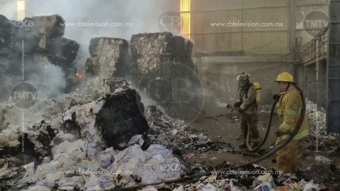 Se calcina material reciclado por incendio en bodega de Tarímbaro