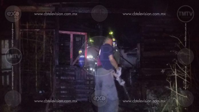 Incendio consume vivienda de madera en Morelia