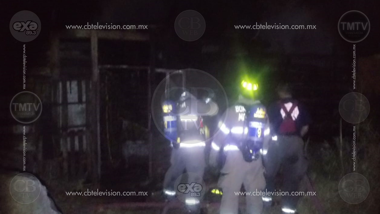 Incendio consume vivienda de madera en Morelia