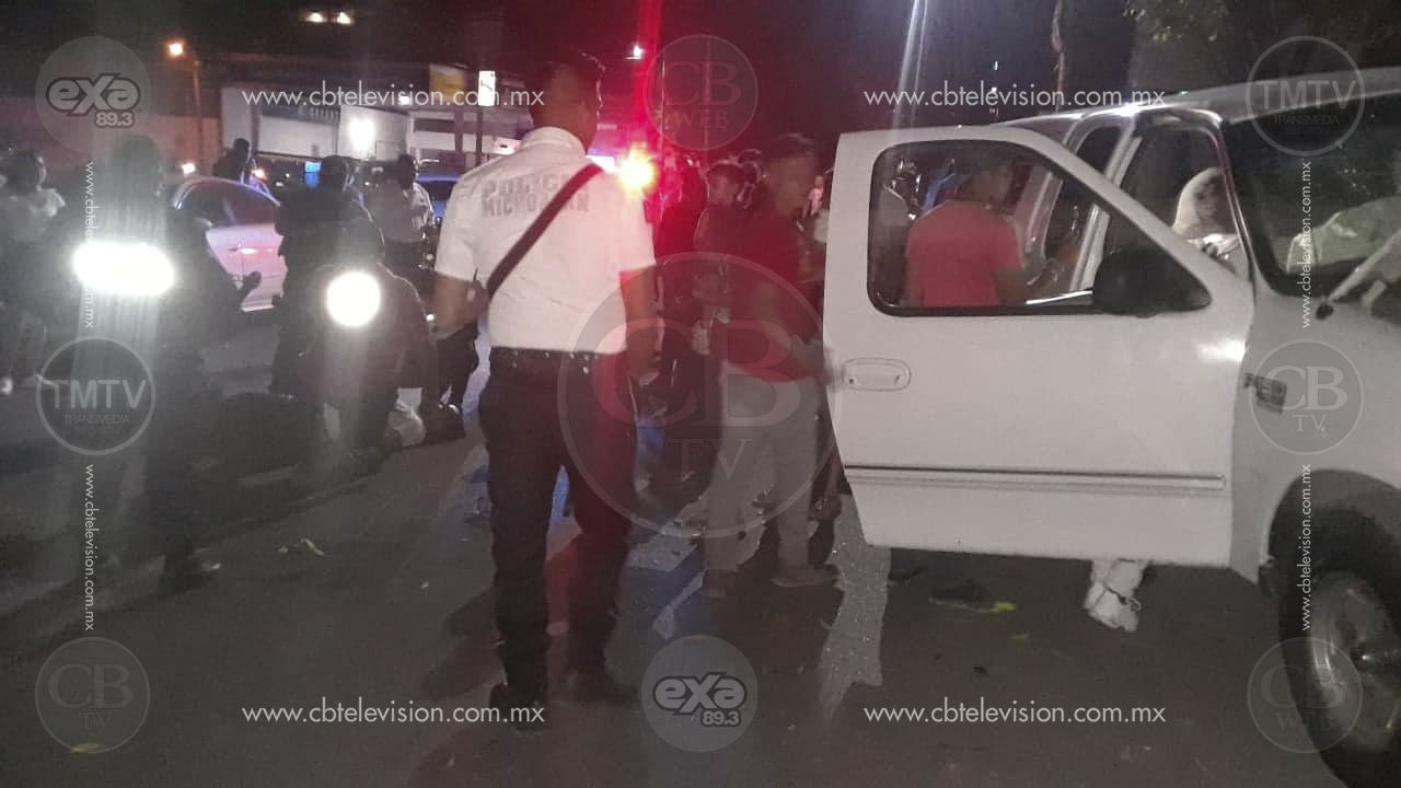 Por no atropellar a una niña, jóvenes chocan contra un poste