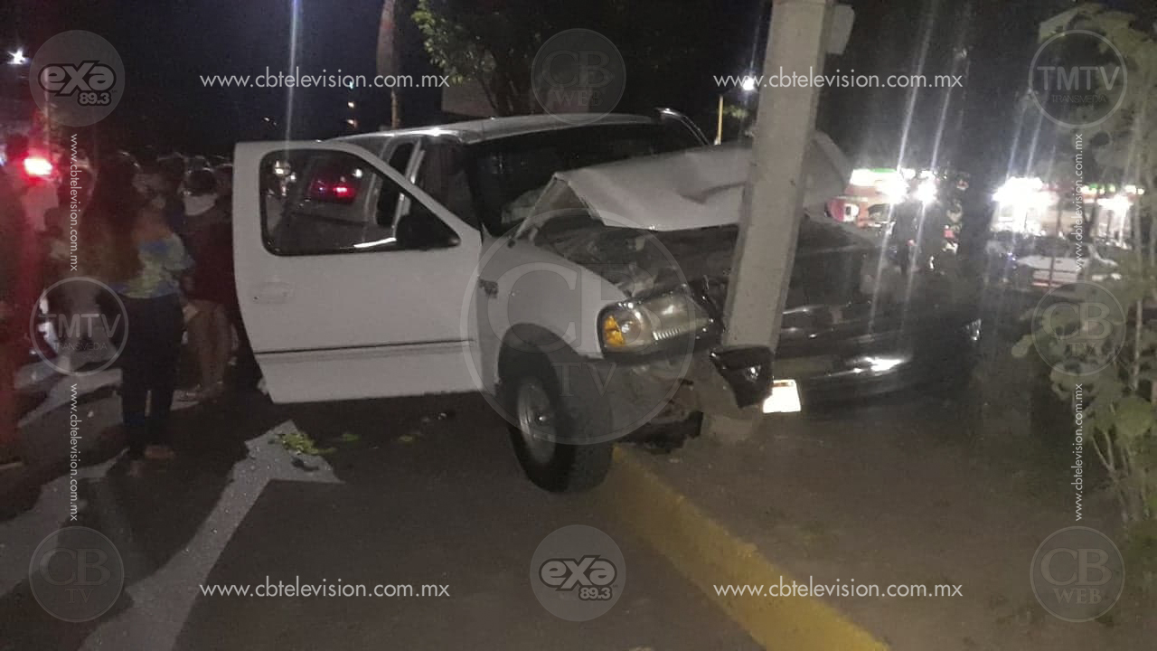 Por no atropellar a una niña, jóvenes chocan contra un poste