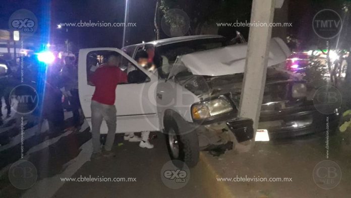 Por no atropellar a una niña, jóvenes chocan contra un poste