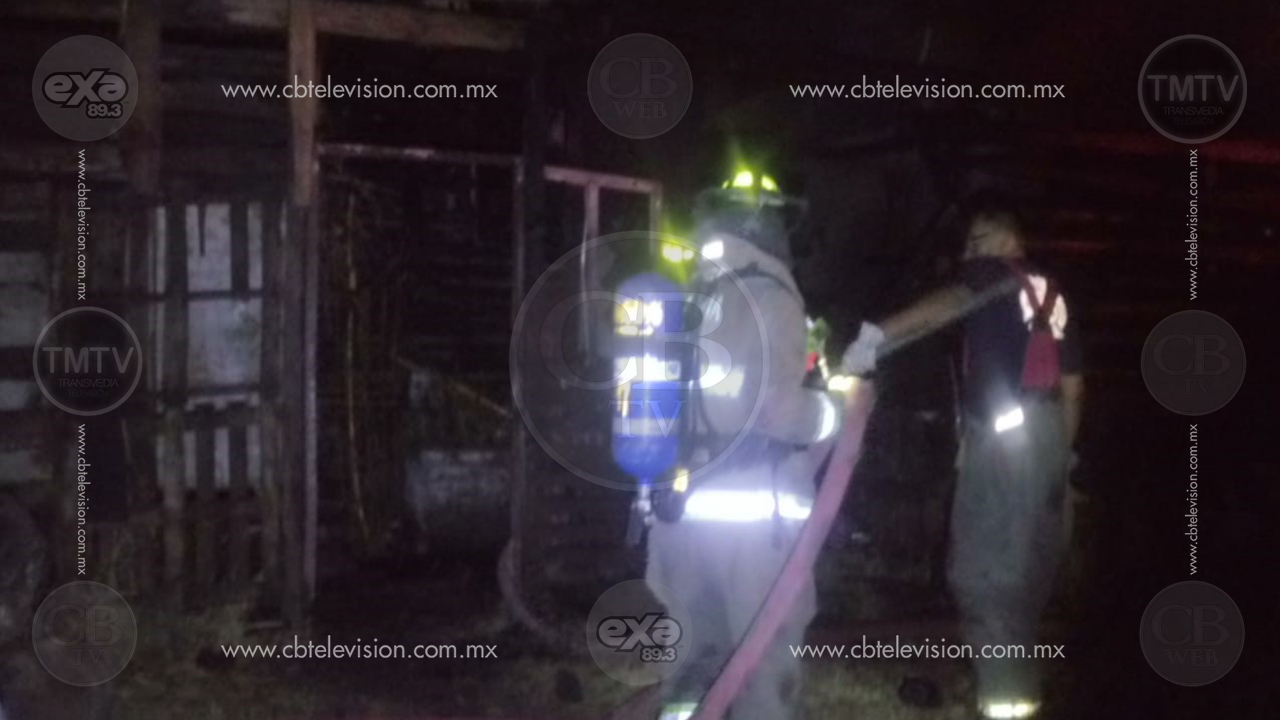 Incendio consume vivienda de madera en Morelia