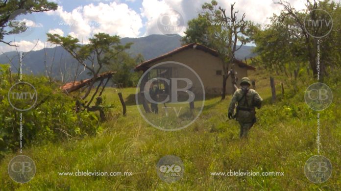Hallan a dos ejecutados a balazos en un predio de Apatzingán