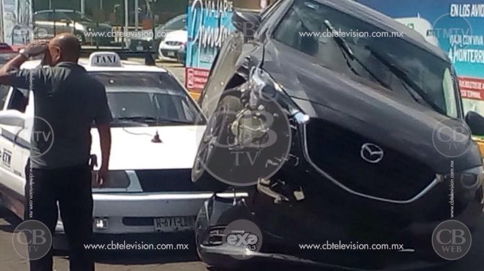 Chofer de camioneta se le iba el autobús y pasó por encima de los taxis en la TAM