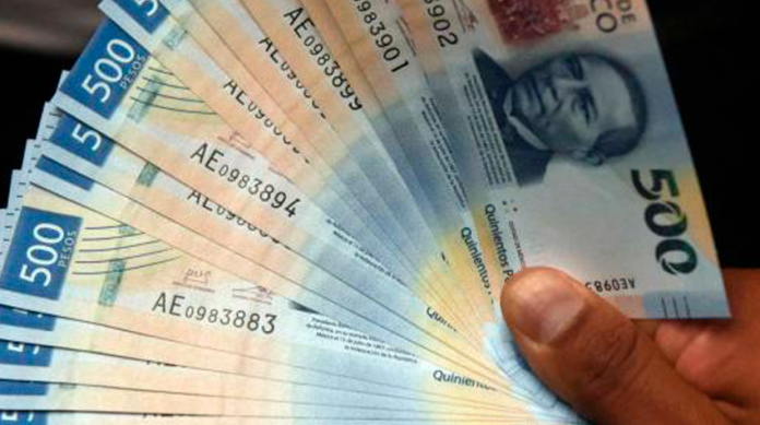 Por error, cajero le da 75 mil pesos y los devuelve