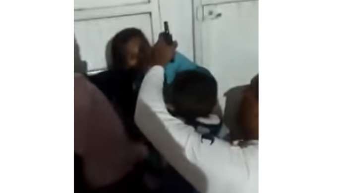 VIDEO: Enseñan a niño a disparar durante una fiesta en la CDMX